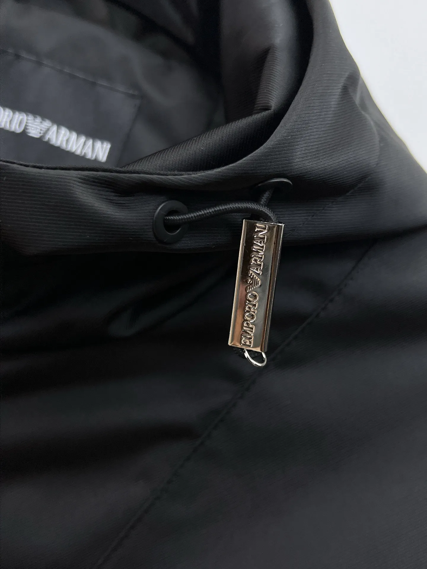 Armani official website Same Style, complete with three labels, on sale in advance. 2026 Autumn and Winter New Arrival men's jacket, Original with complete three labels, Premium version. Custom-made fabrics at the counter. Breathable, high comfort, impeccable details, brand element design concept, reflecting high quality. It feels delicate and soft, presents a casual cut, and has a great upper body shape. Sizes: M～3XL,